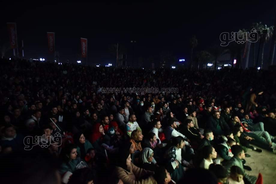 الأطفال يتصدرون المشهد في تشجيع المنتخب بمركز شباب الجزيرة (16)