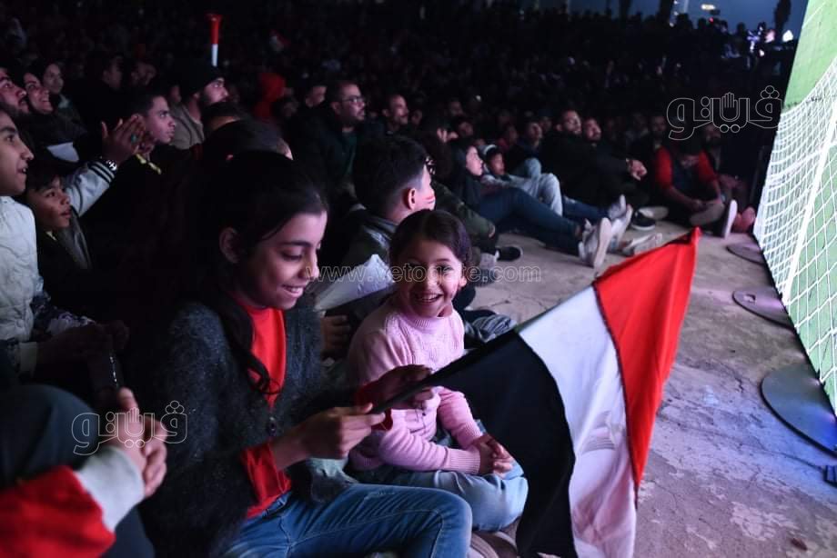 الأطفال يتصدرون المشهد في تشجيع المنتخب بمركز شباب الجزيرة (18)