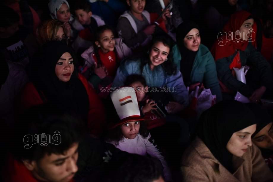 الأطفال يتصدرون المشهد في تشجيع المنتخب بمركز شباب الجزيرة (19)