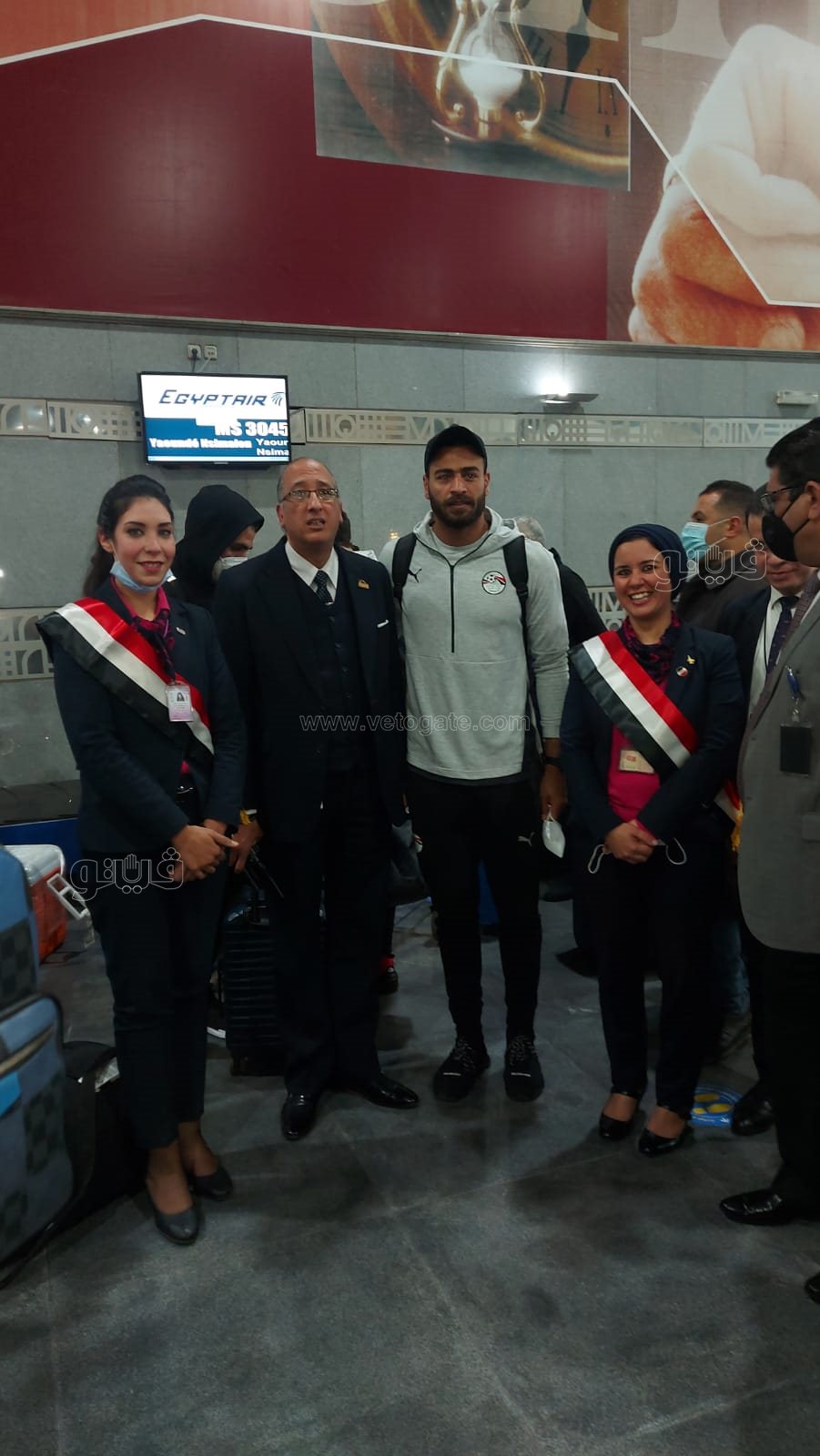 مطار القاهرة يحتفل بلاعبي المنتخب الوطني بتقديم الورود (2)