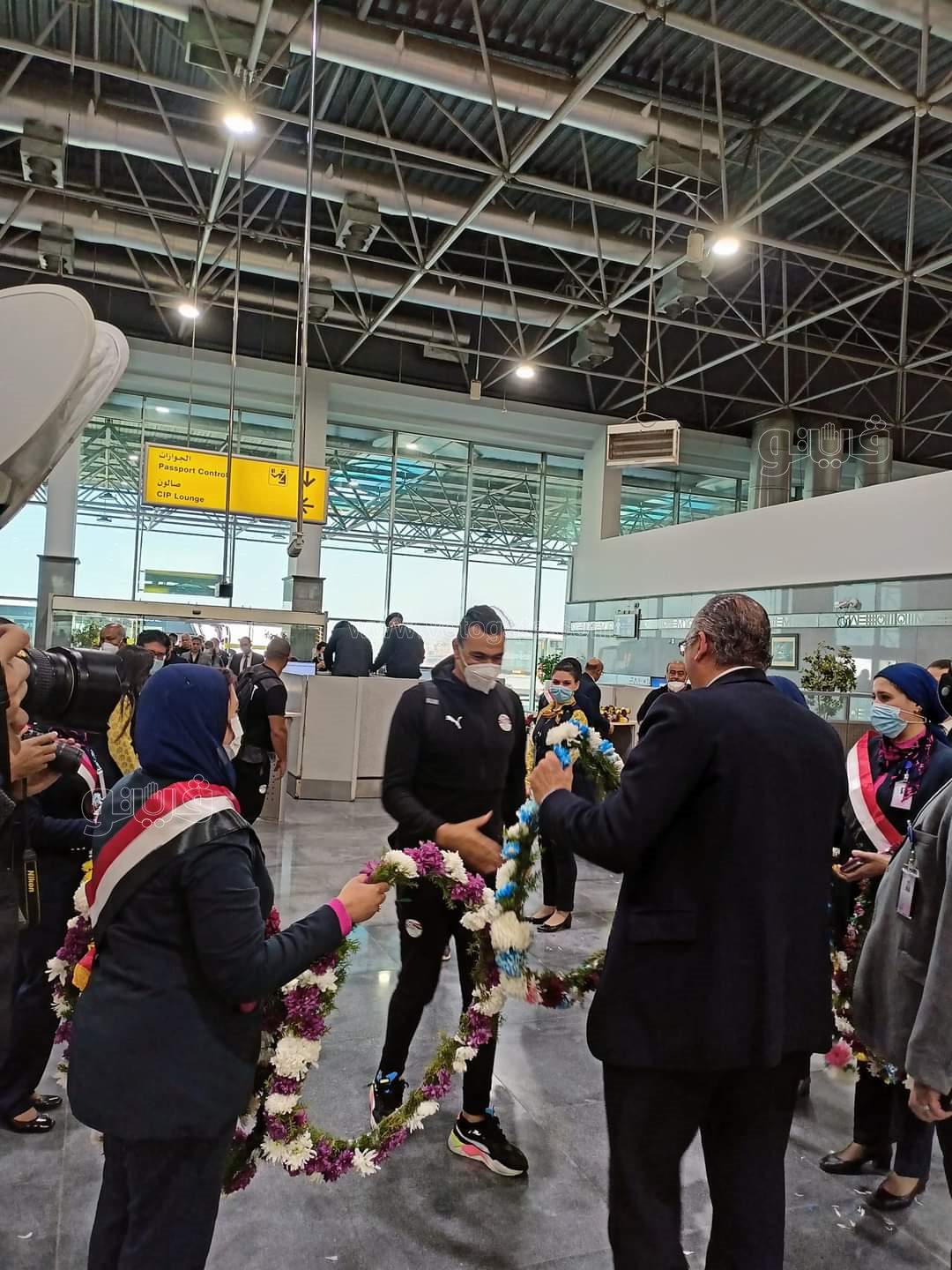 مطار القاهرة يحتفل بلاعبي المنتخب الوطني بتقديم الورود (6)