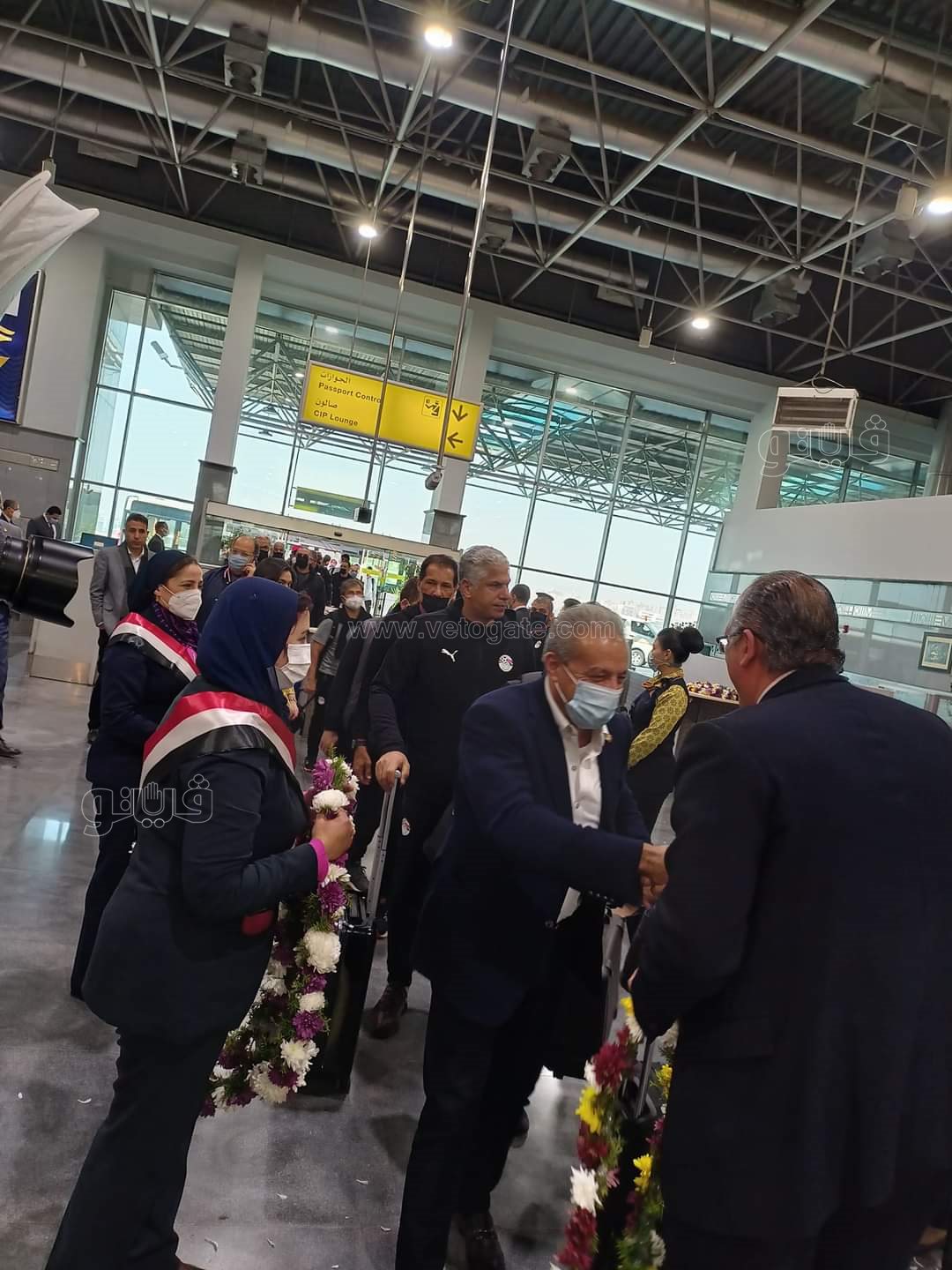 مطار القاهرة يحتفل بلاعبي المنتخب الوطني بتقديم الورود (7)
