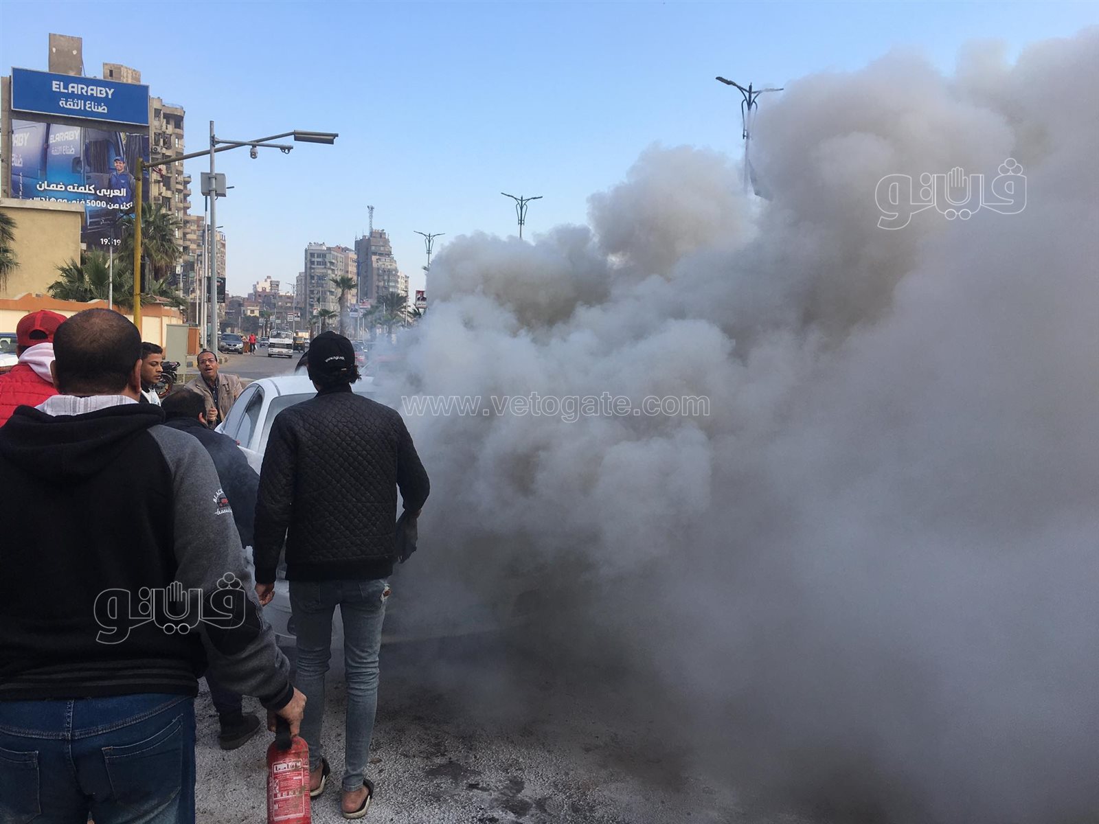 تفحم سيارة تاكسي في شارع البحر الأعظم بالجيزة (1)