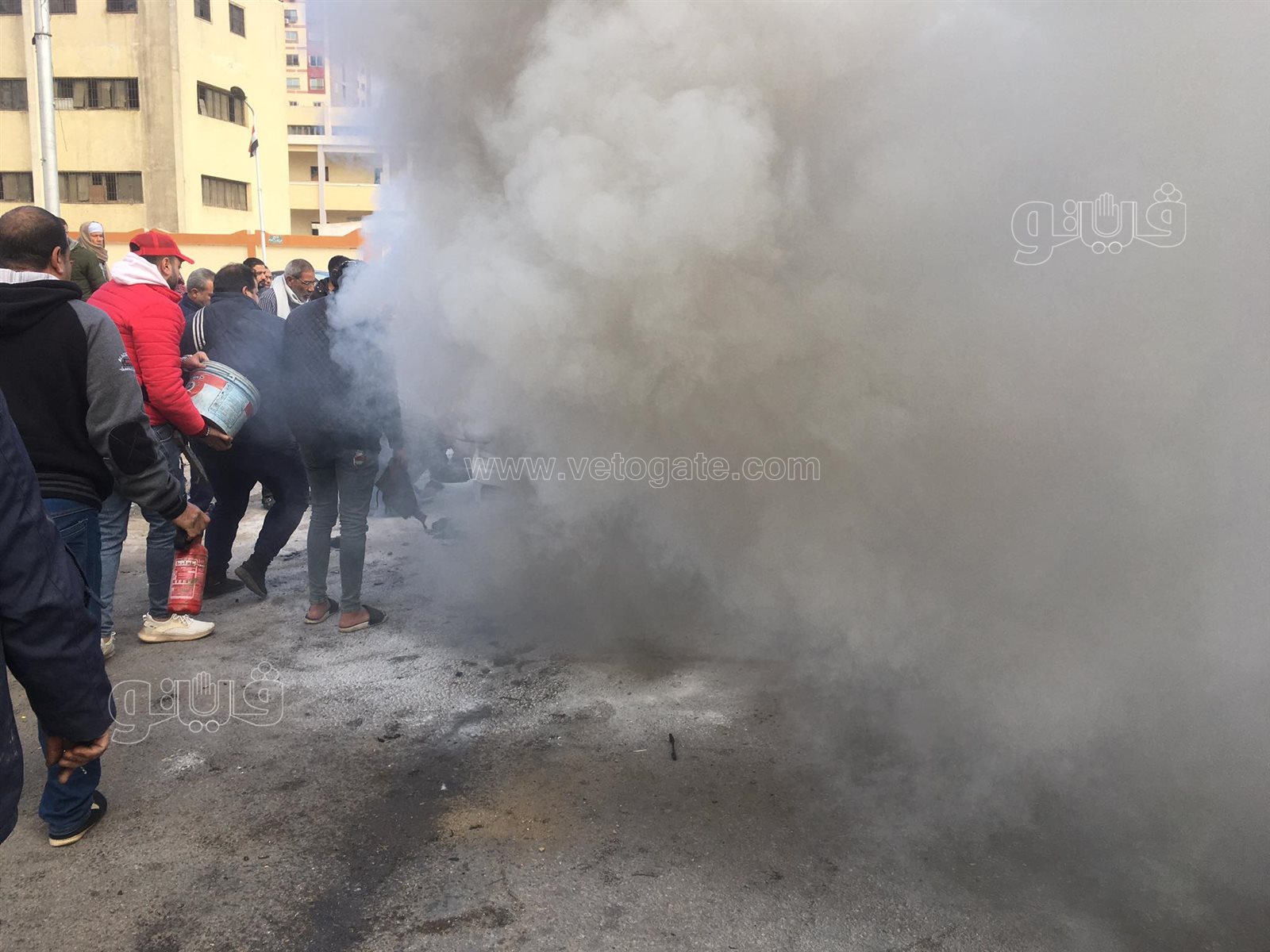 تفحم سيارة تاكسي في شارع البحر الأعظم بالجيزة (2)