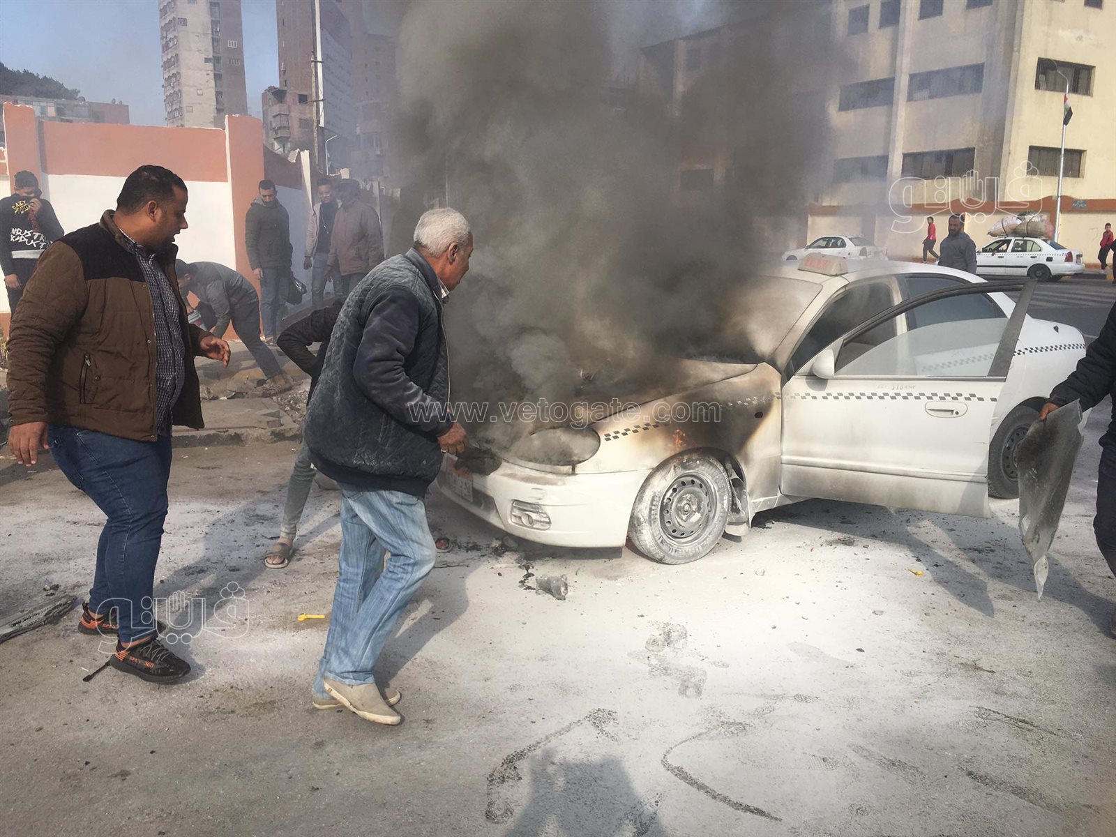 تفحم سيارة تاكسي في شارع البحر الأعظم بالجيزة (3)