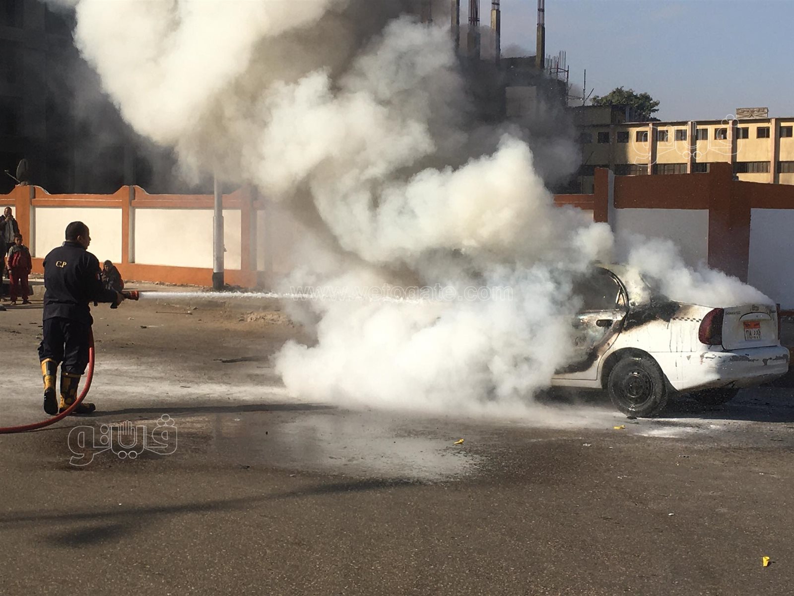 تفحم سيارة تاكسي في شارع البحر الأعظم بالجيزة (4)