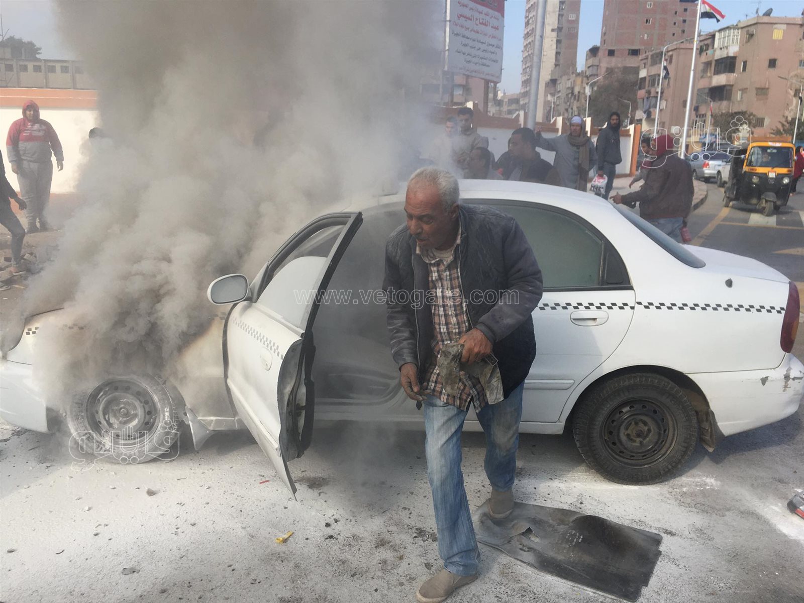 تفحم سيارة تاكسي في شارع البحر الأعظم بالجيزة (6)
