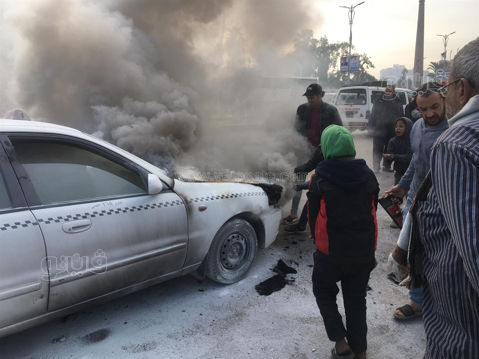 تفحم سيارة تاكسي في شارع البحر الأعظم بالجيزة (8)