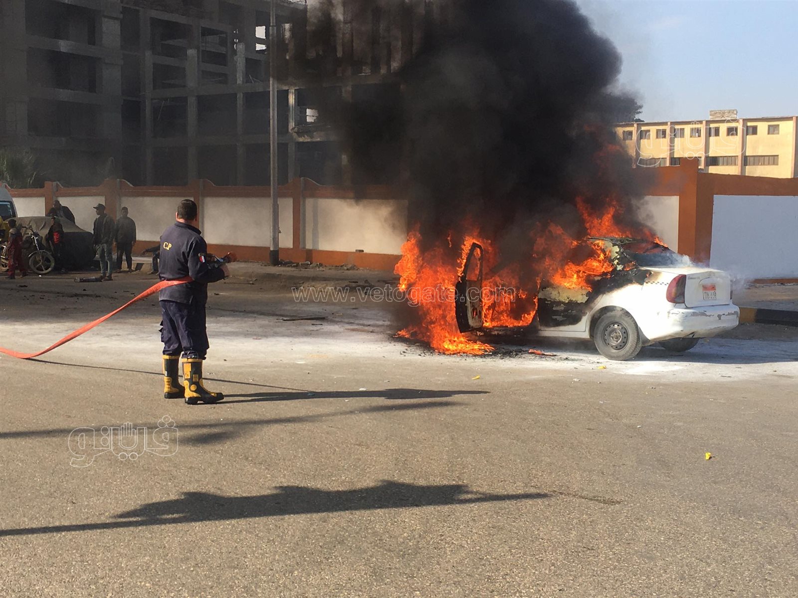تفحم سيارة تاكسي في شارع البحر الأعظم بالجيزة (9)