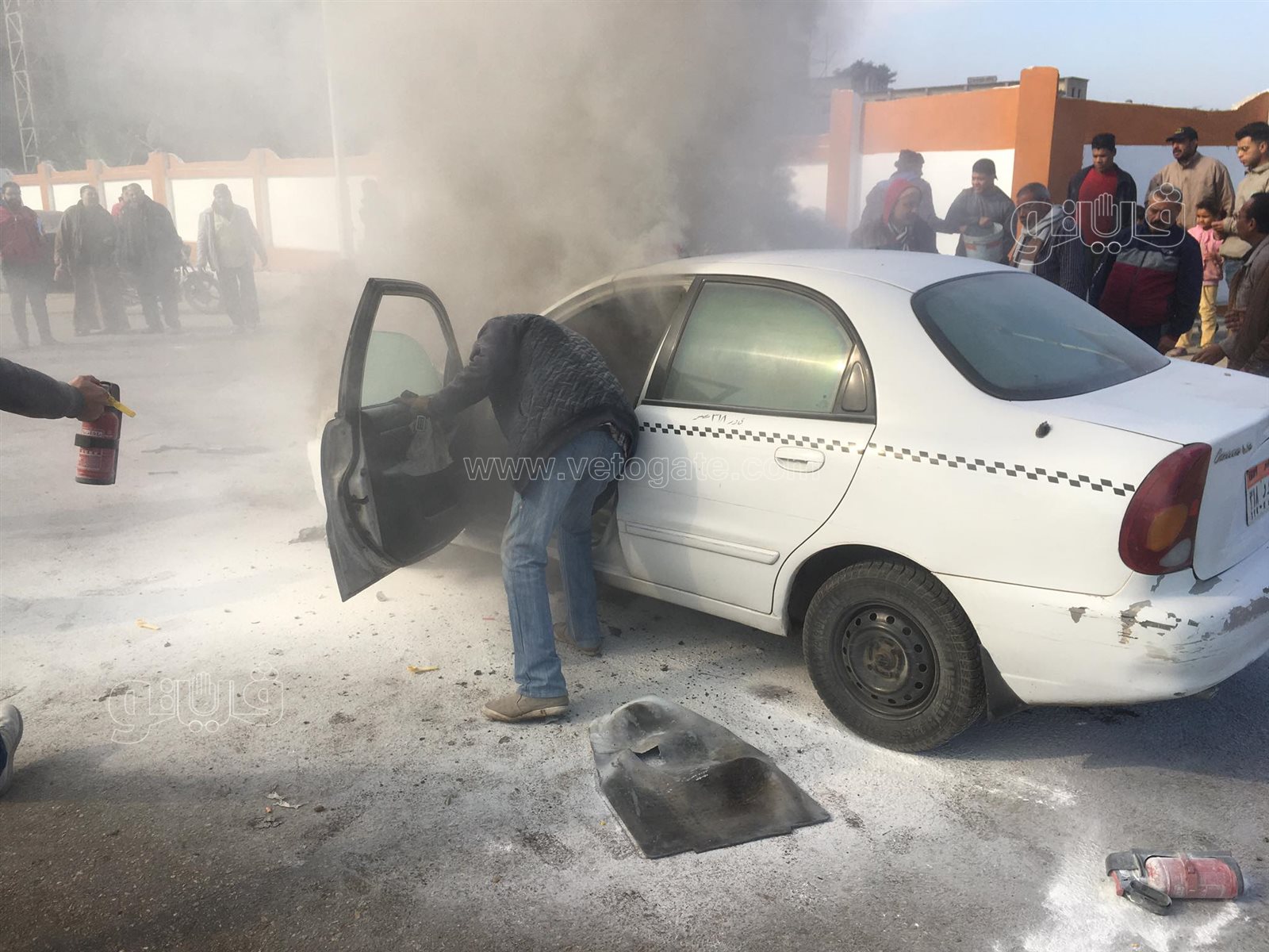 تفحم سيارة تاكسي في شارع البحر الأعظم بالجيزة (10)