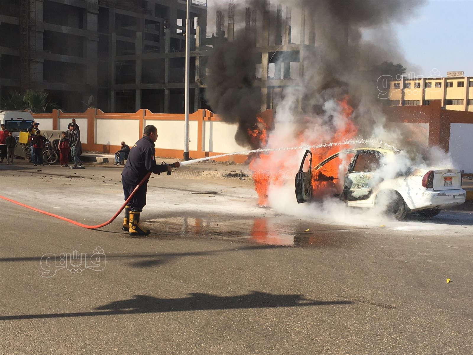 تفحم سيارة تاكسي في شارع البحر الأعظم بالجيزة (11)