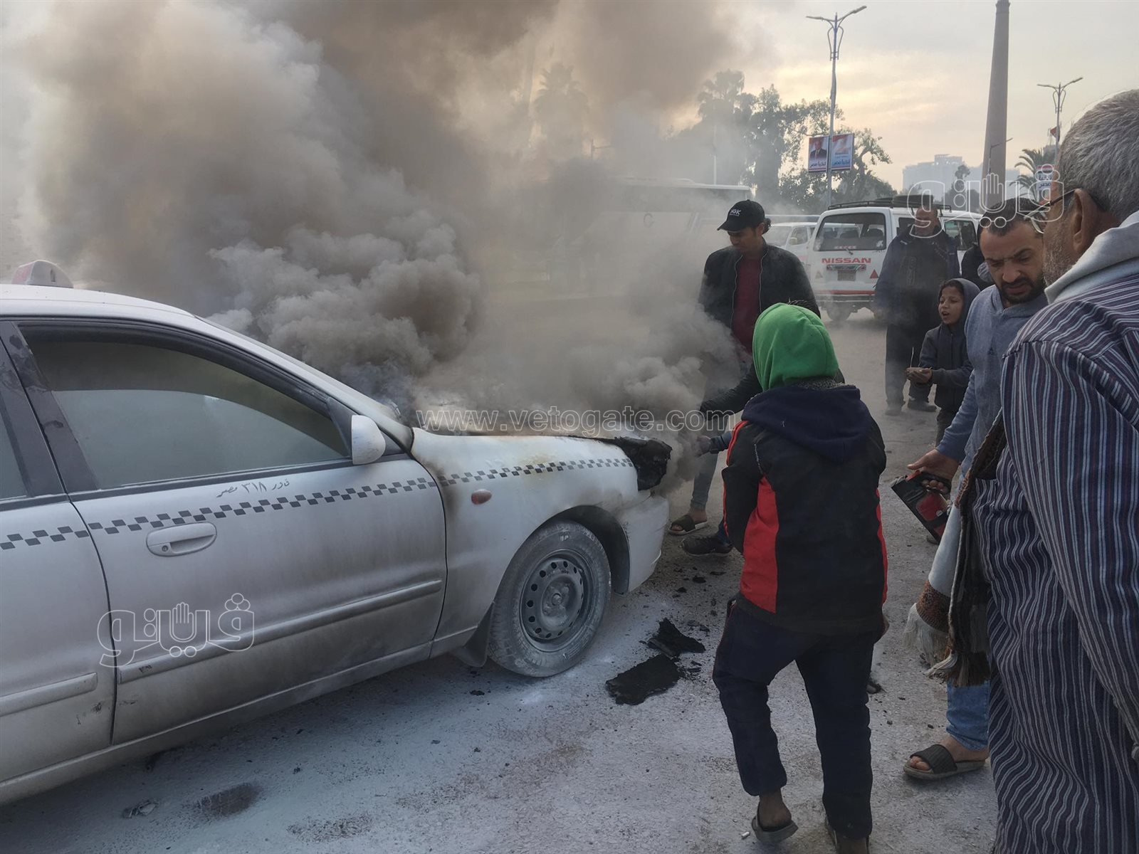 تفحم سيارة تاكسي في شارع البحر الأعظم بالجيزة (12)