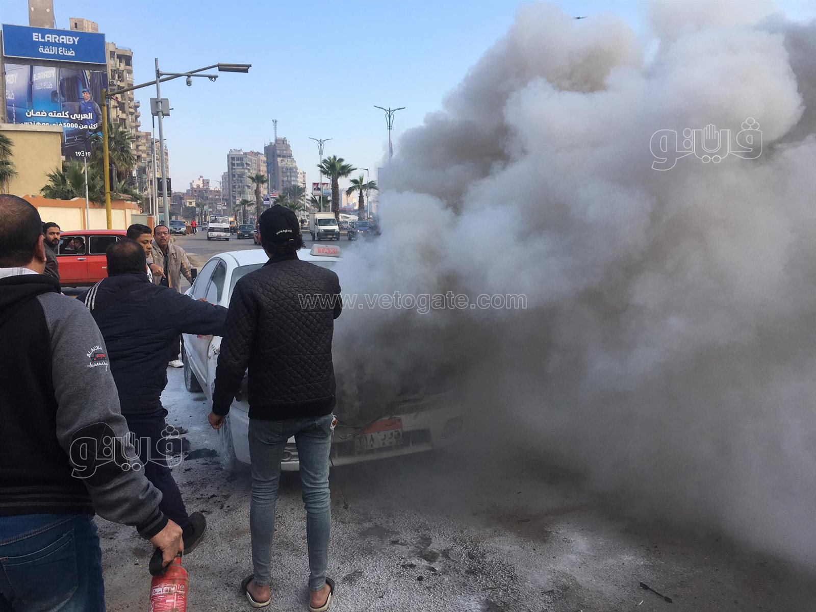 تفحم سيارة تاكسي في شارع البحر الأعظم بالجيزة (14)