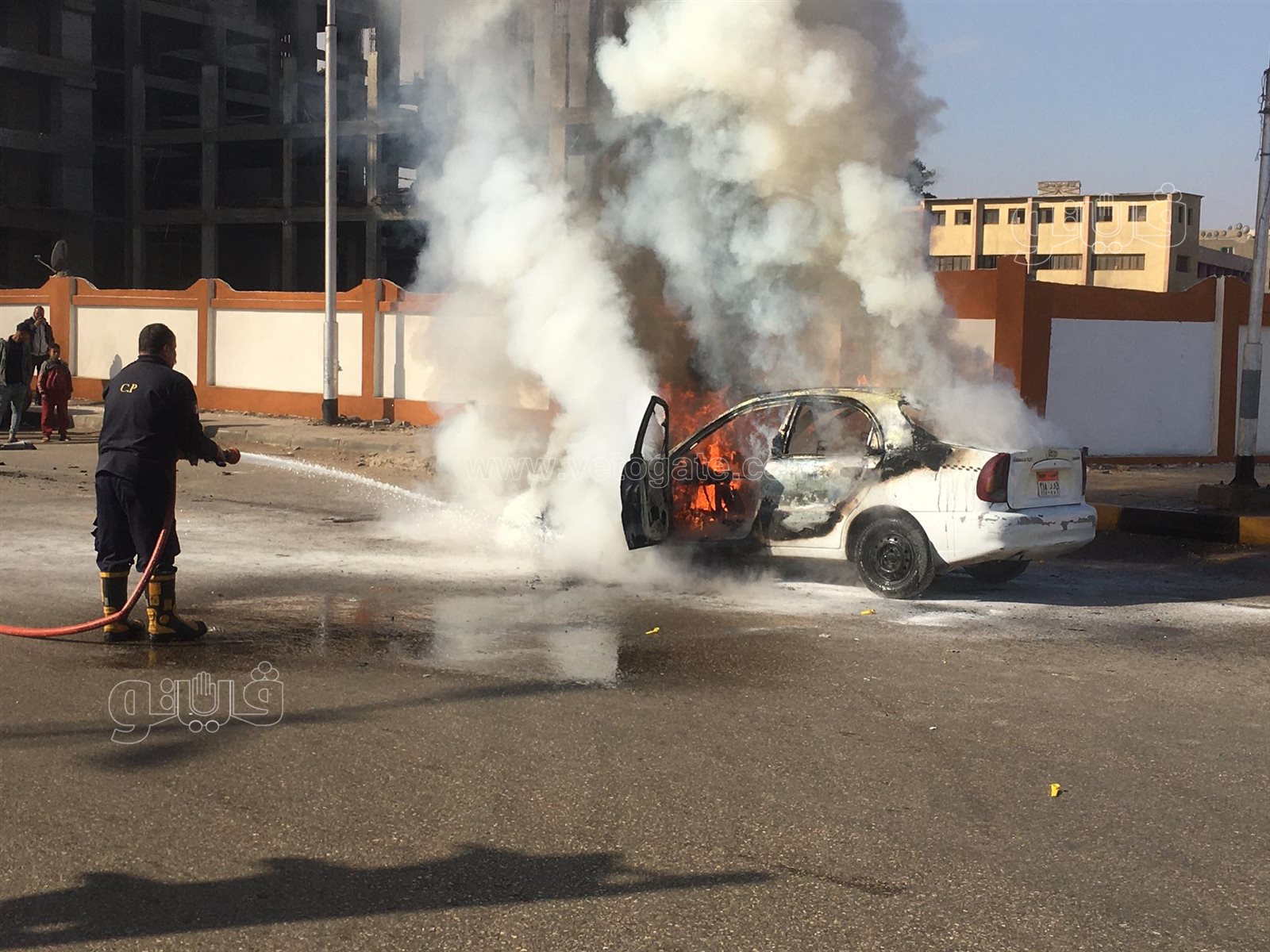 تفحم سيارة تاكسي في شارع البحر الأعظم بالجيزة (15)