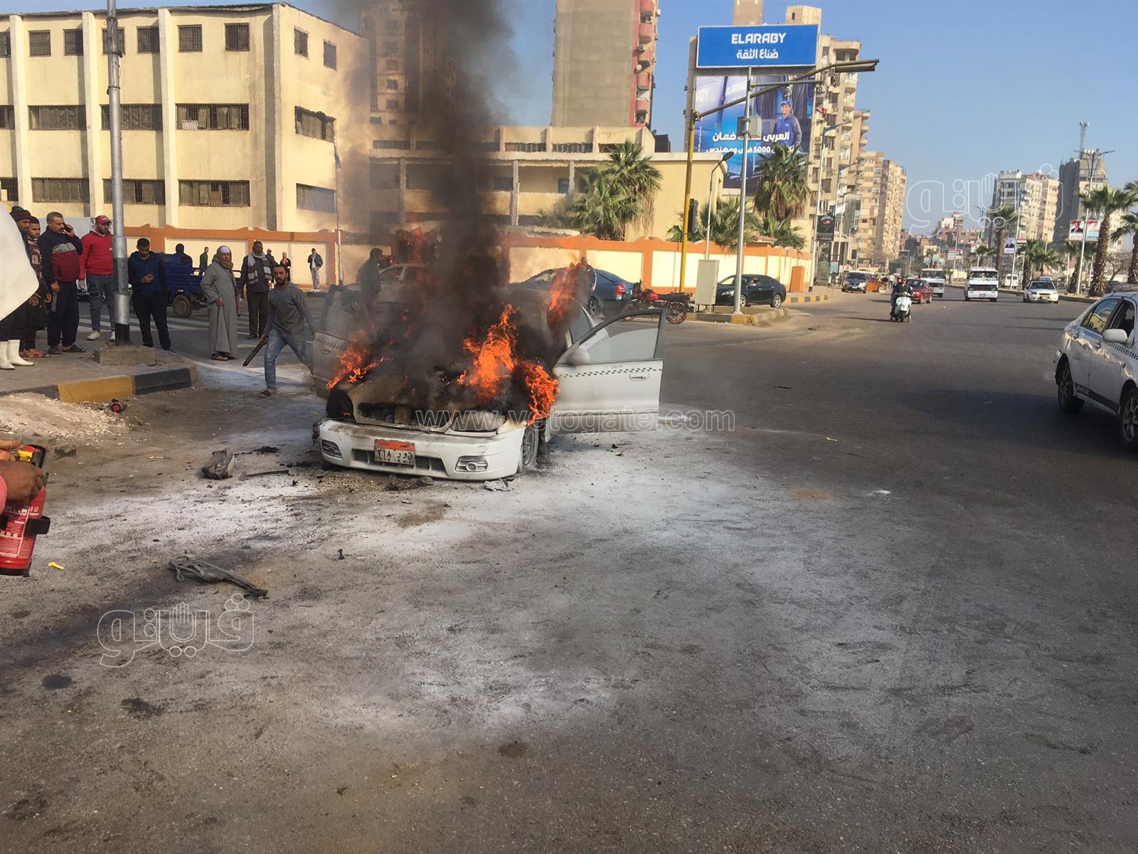 تفحم سيارة تاكسي في شارع البحر الأعظم بالجيزة (16)