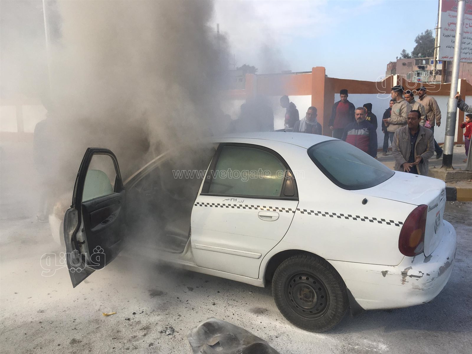 تفحم سيارة تاكسي في شارع البحر الأعظم بالجيزة (17)