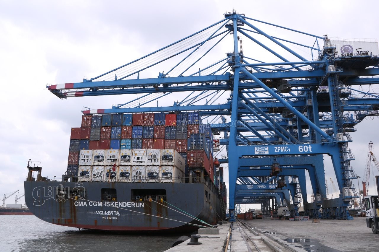 سفينة مساعدات مصرية تغادر ميناء دمياط للأشقاء في لبنان (1)