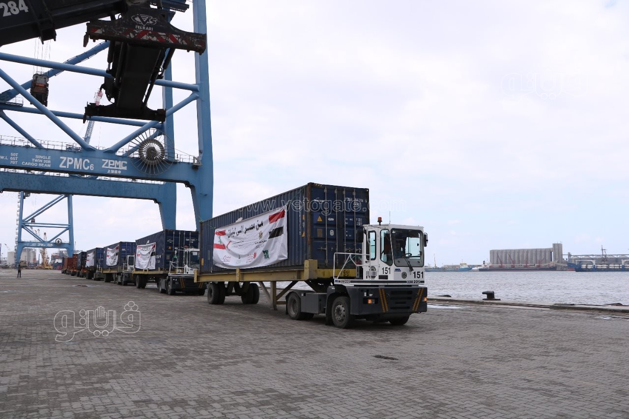 سفينة مساعدات مصرية تغادر ميناء دمياط للأشقاء في لبنان (3)