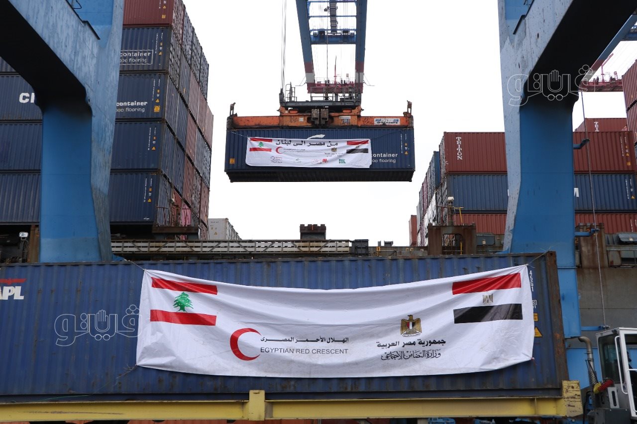 سفينة مساعدات مصرية تغادر ميناء دمياط للأشقاء في لبنان (7)