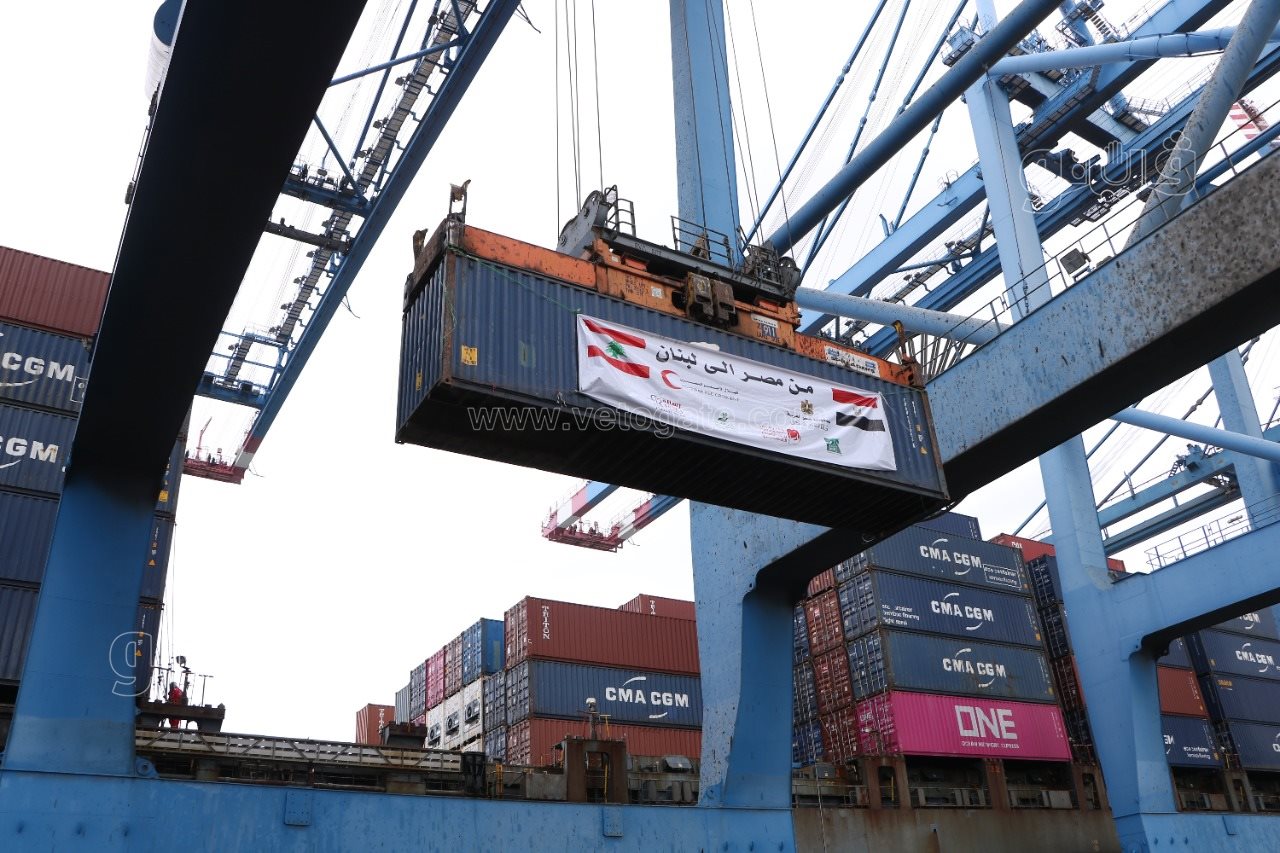 سفينة مساعدات مصرية تغادر ميناء دمياط للأشقاء في لبنان (15)