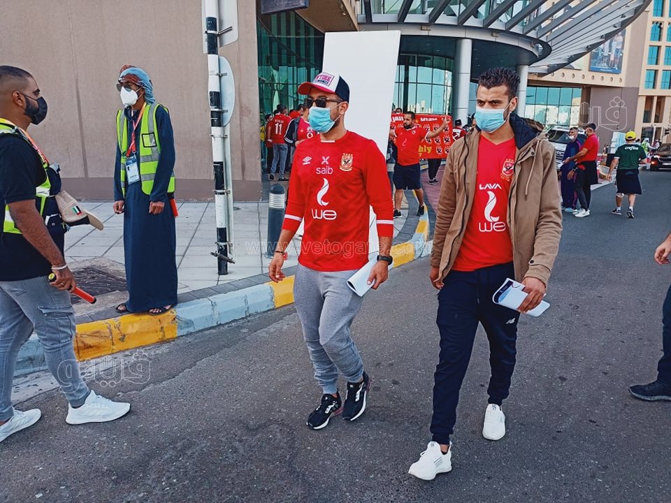 توافد الجماهير على ملعب آل نهيان لمتابعة مباراة الأهلي والهلال السعودي (1)