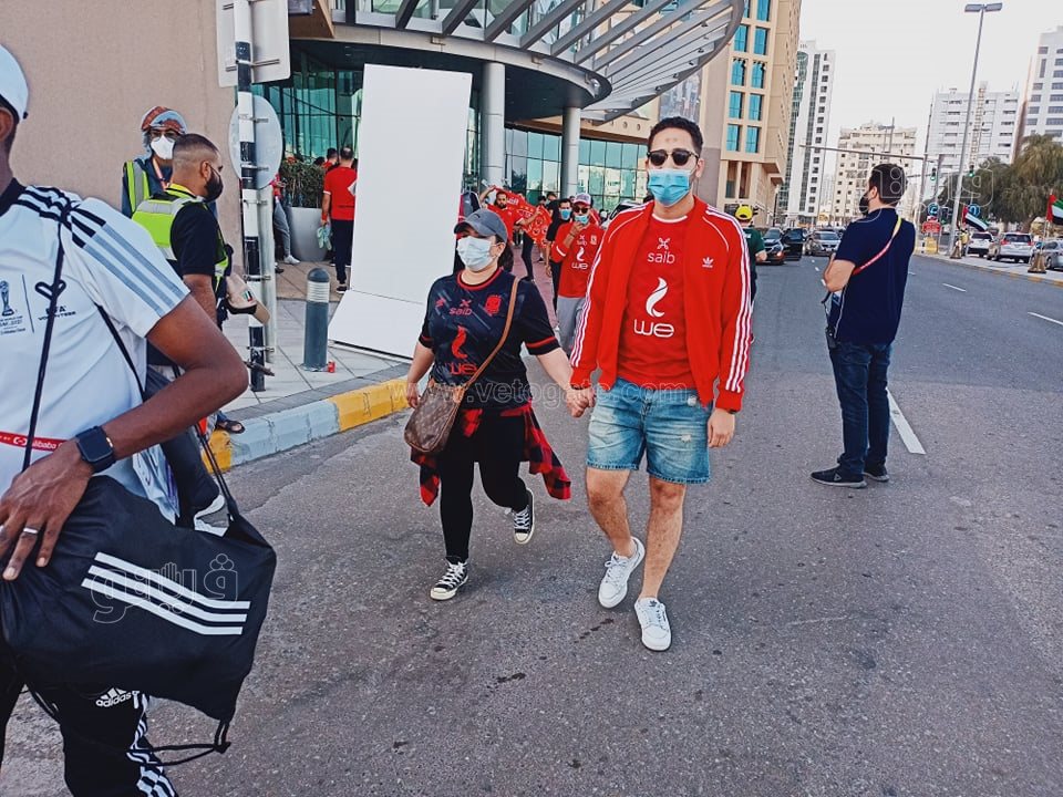 توافد الجماهير على ملعب آل نهيان لمتابعة مباراة الأهلي والهلال السعودي (4)