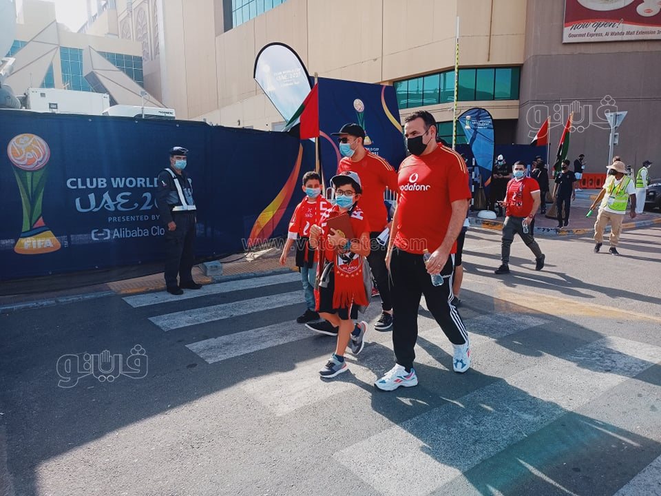 توافد الجماهير على ملعب آل نهيان لمتابعة مباراة الأهلي والهلال السعودي (5)