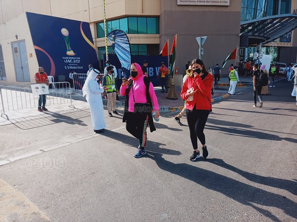 توافد الجماهير على ملعب آل نهيان لمتابعة مباراة الأهلي والهلال السعودي (6)