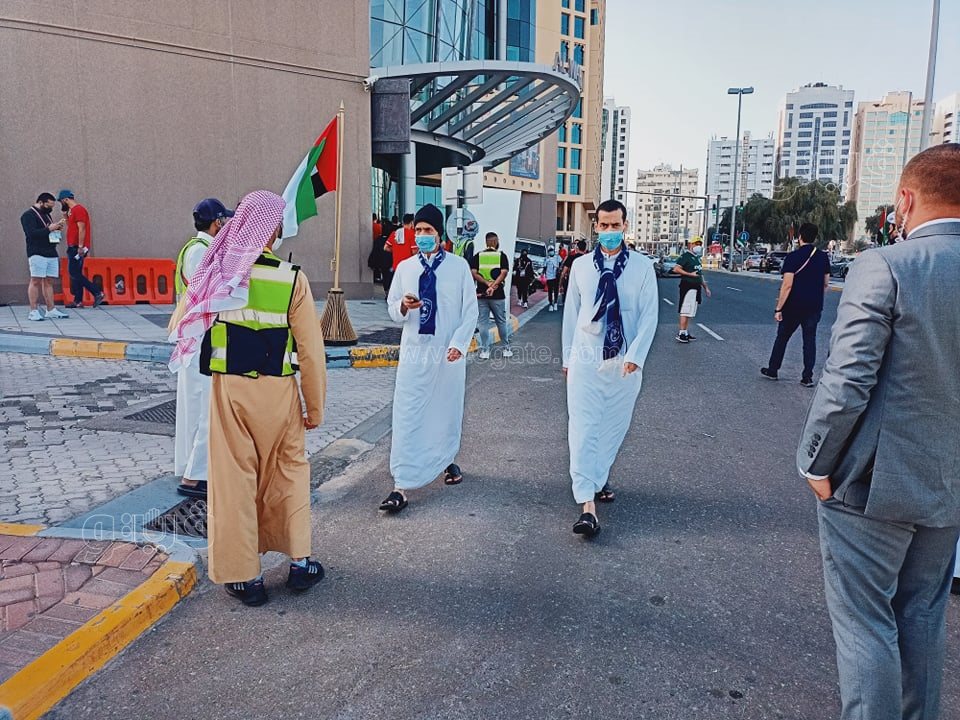 توافد الجماهير على ملعب آل نهيان لمتابعة مباراة الأهلي والهلال السعودي (7)
