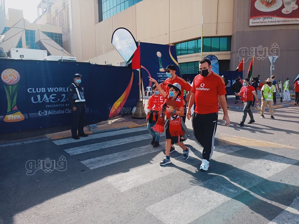 توافد الجماهير على ملعب آل نهيان لمتابعة مباراة الأهلي والهلال السعودي (8)