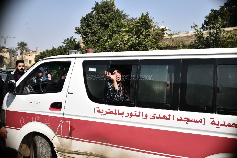 دفن جثمان والده بمقابر السيدة زينب (1)