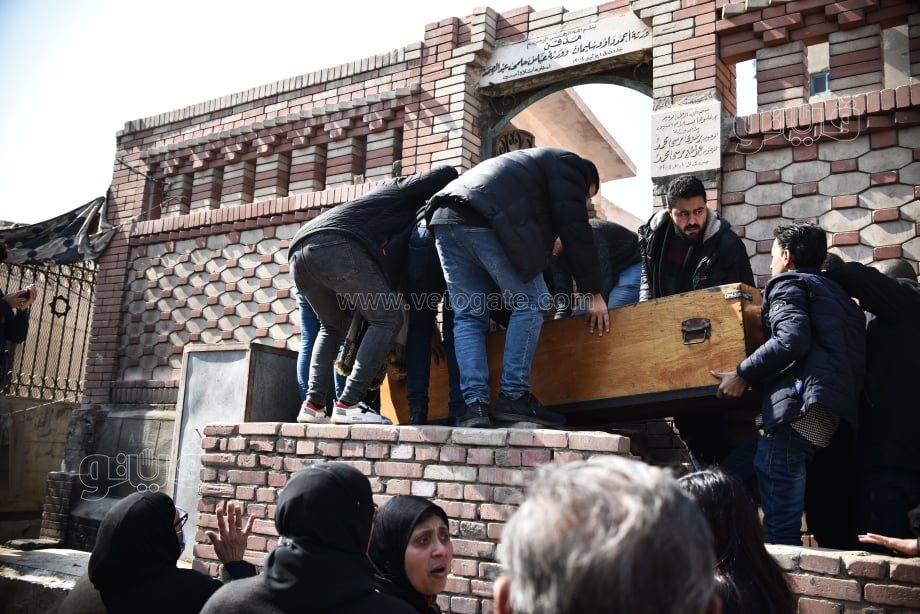 دفن جثمان والده بمقابر السيدة زينب (2)