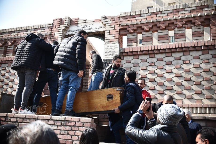 دفن جثمان والده بمقابر السيدة زينب (3)