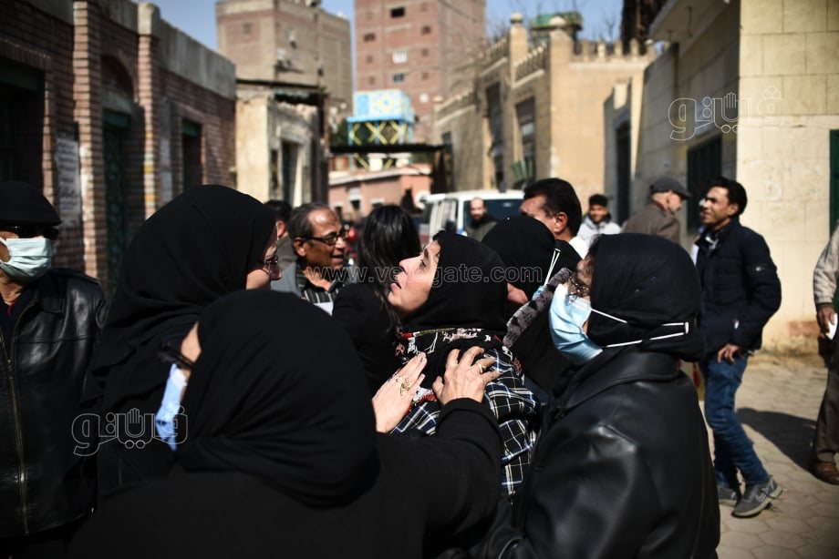 دفن جثمان والده بمقابر السيدة زينب (4)