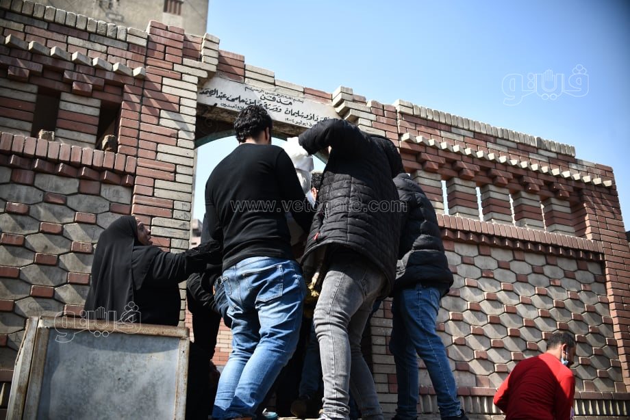 دفن جثمان والده بمقابر السيدة زينب (5)