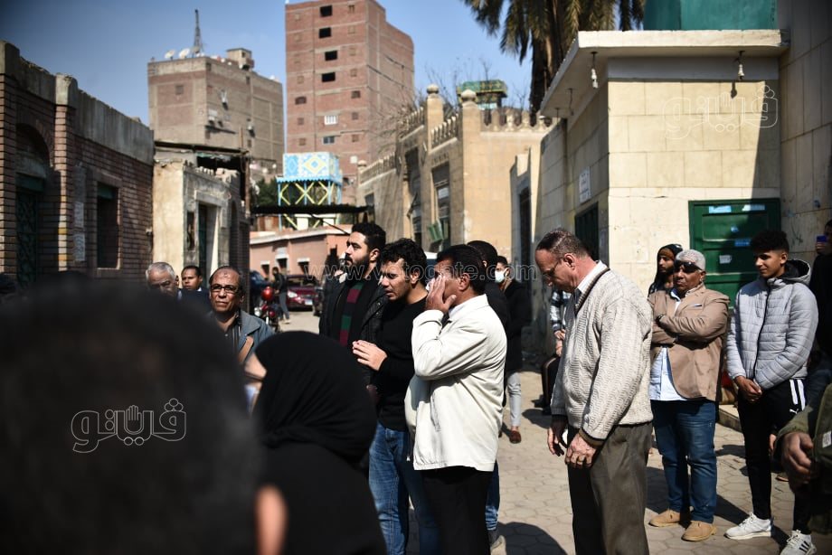 دفن جثمان والده بمقابر السيدة زينب (6)