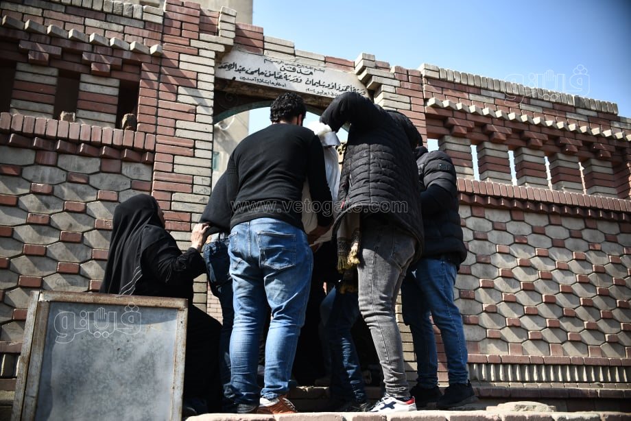 دفن جثمان والده بمقابر السيدة زينب (7)