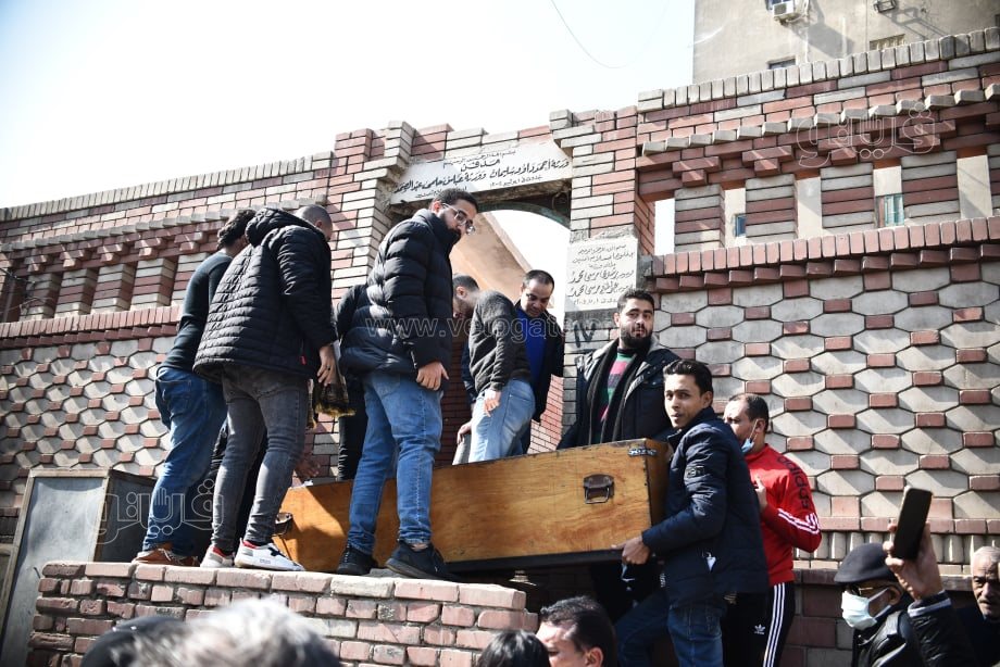 دفن جثمان والده بمقابر السيدة زينب (8)