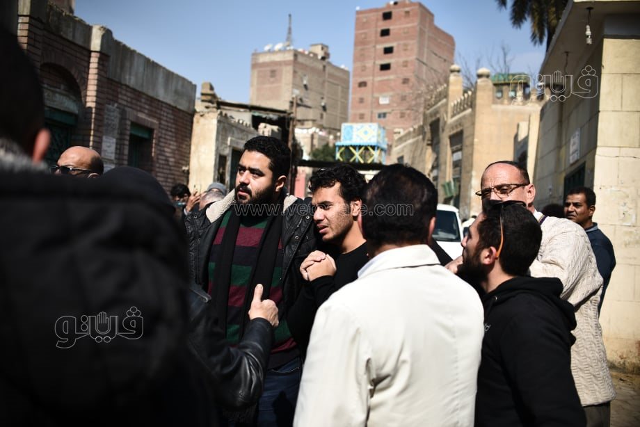 دفن جثمان والده بمقابر السيدة زينب (9)