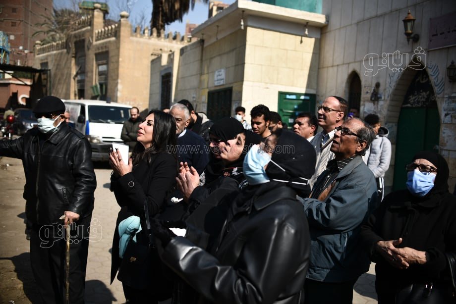 دفن جثمان والده بمقابر السيدة زينب (10)