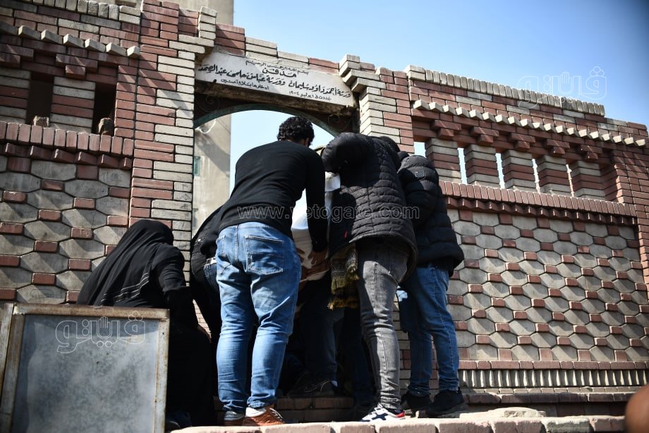 دفن جثمان والده بمقابر السيدة زينب (11)