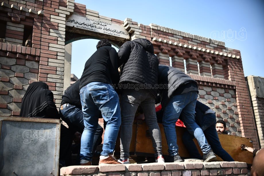 دفن جثمان والده بمقابر السيدة زينب (12)