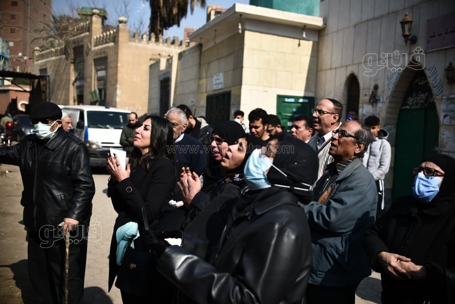 دفن جثمان والده بمقابر السيدة زينب (14)