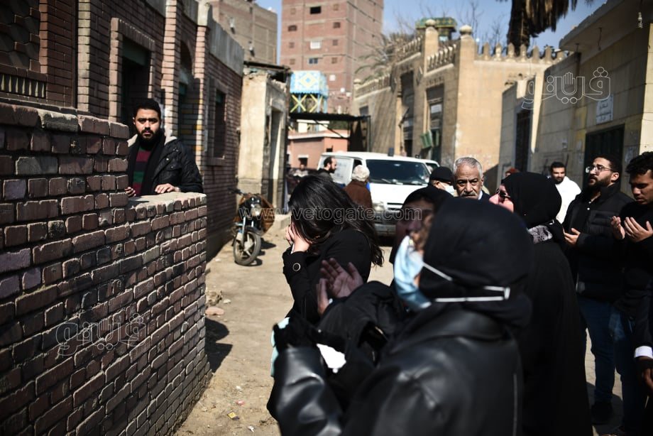 دفن جثمان والده بمقابر السيدة زينب (15)