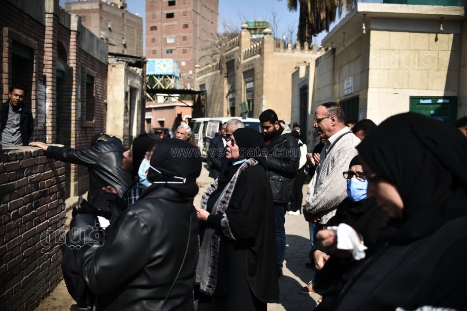 دفن جثمان والده بمقابر السيدة زينب (16)