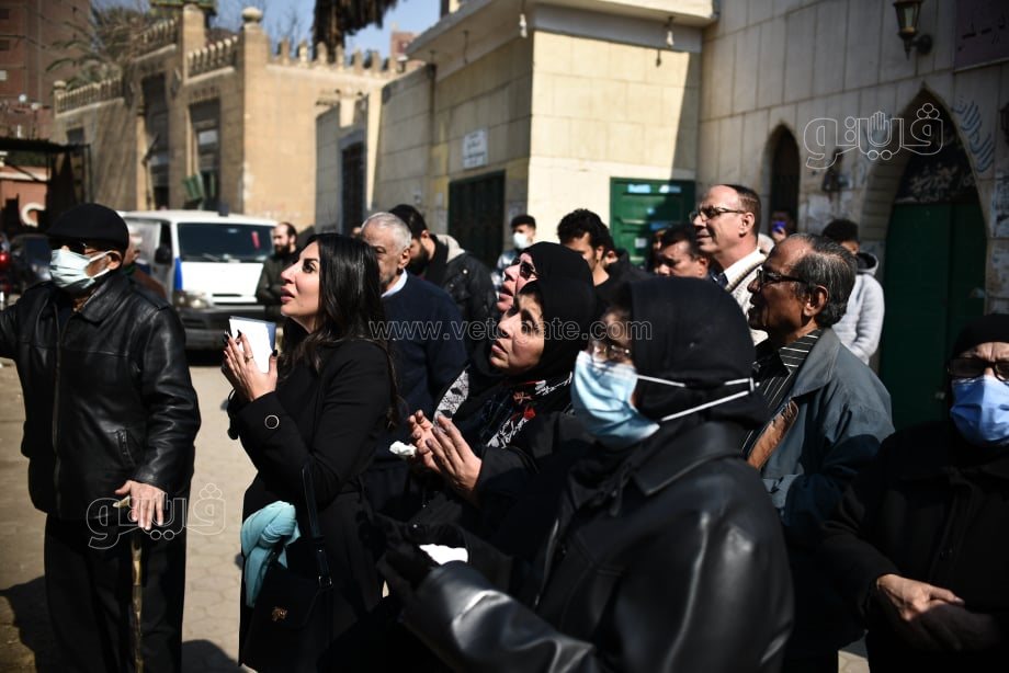 دفن جثمان والده بمقابر السيدة زينب (17)