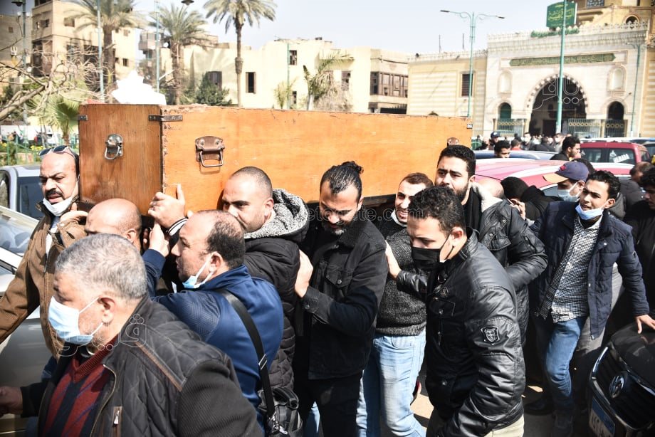 دفن جثمان والده بمقابر السيدة زينب (18)