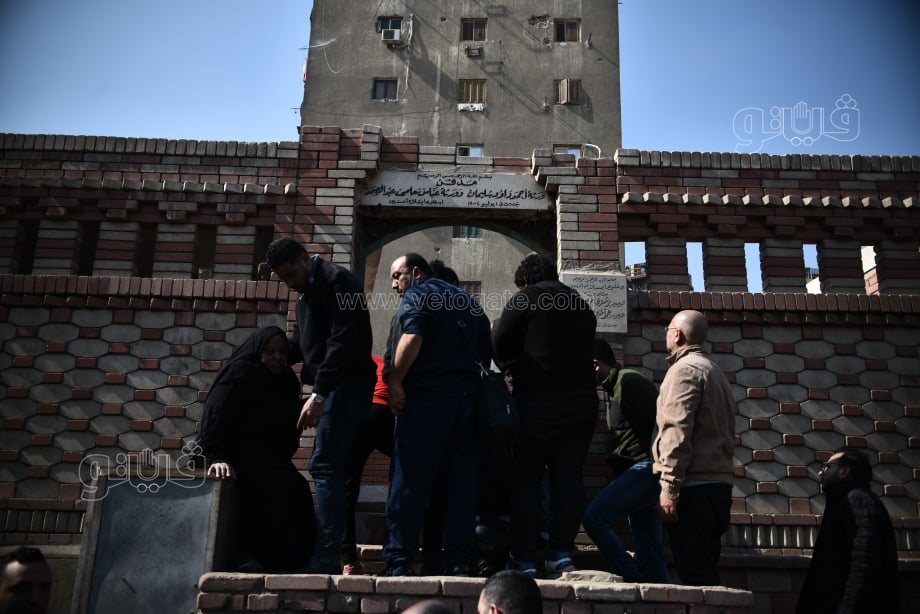 دفن جثمان والده بمقابر السيدة زينب (19)