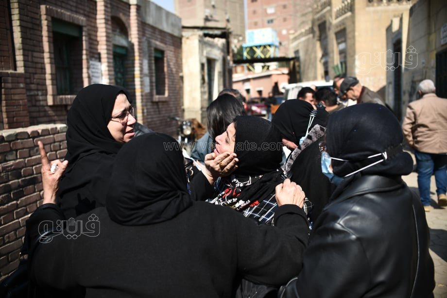 دفن جثمان والده بمقابر السيدة زينب (20)