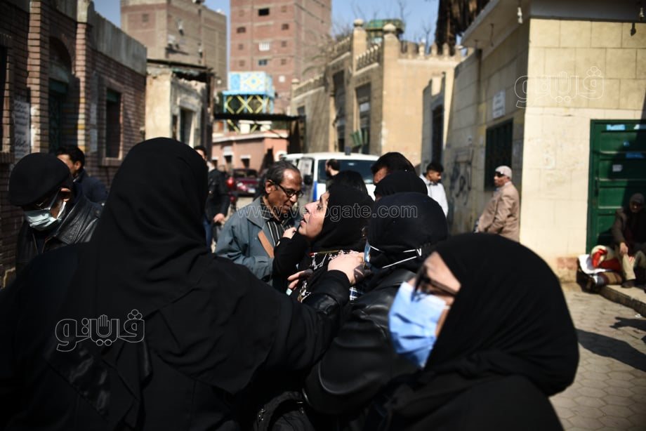 دفن جثمان والده بمقابر السيدة زينب (21)